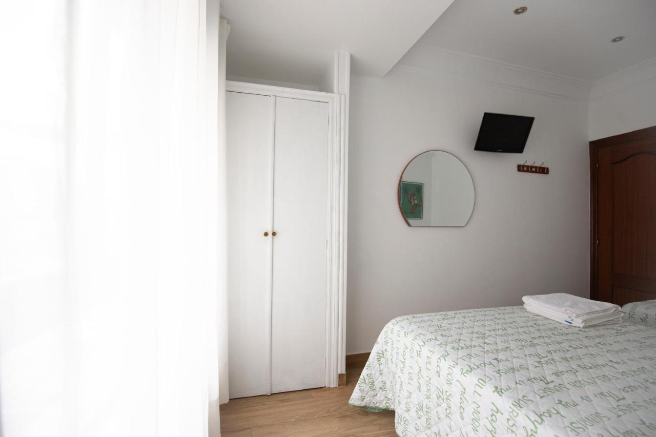 Pension Angelines, Sneuu Hostel Сантандер Экстерьер фото