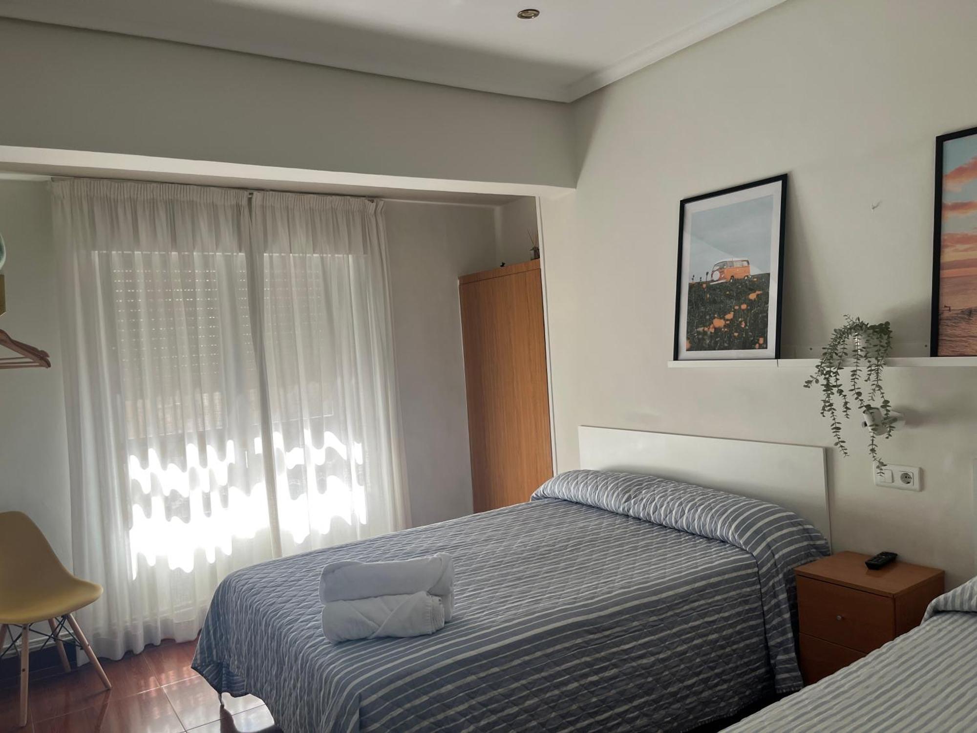 Pension Angelines, Sneuu Hostel Сантандер Экстерьер фото