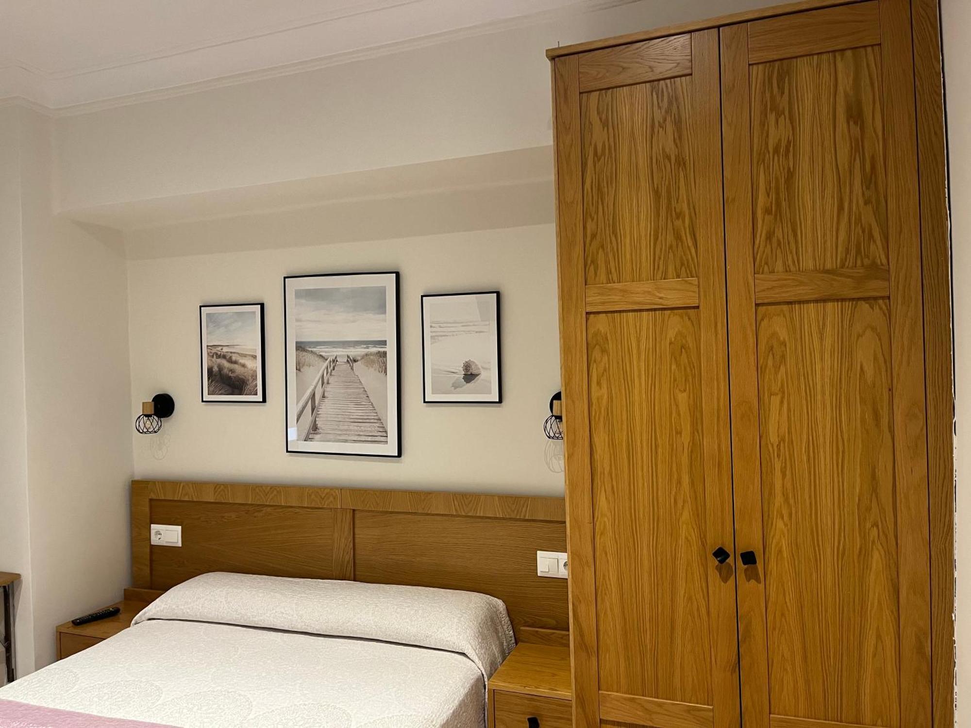 Pension Angelines, Sneuu Hostel Сантандер Экстерьер фото