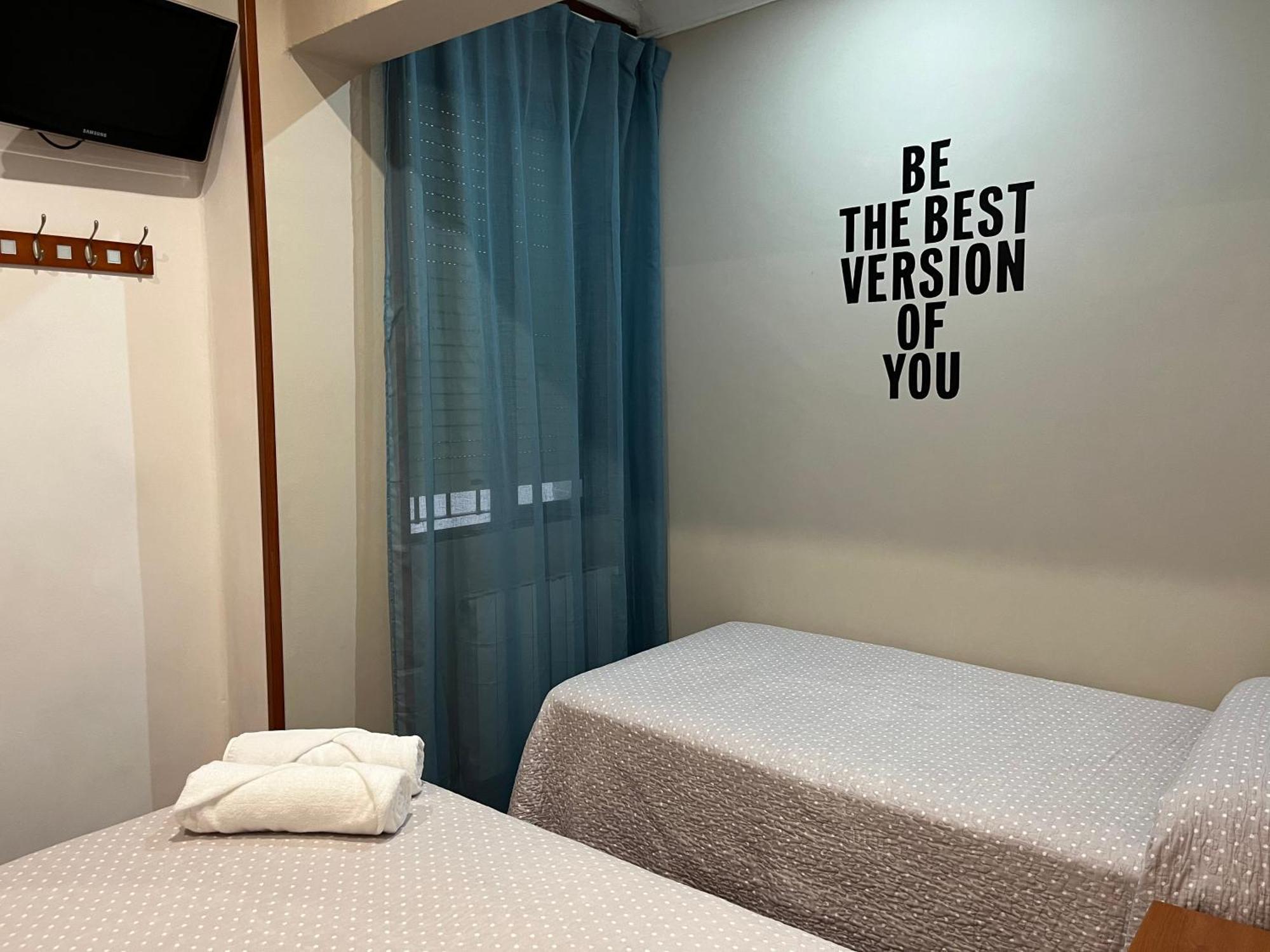 Pension Angelines, Sneuu Hostel Сантандер Экстерьер фото
