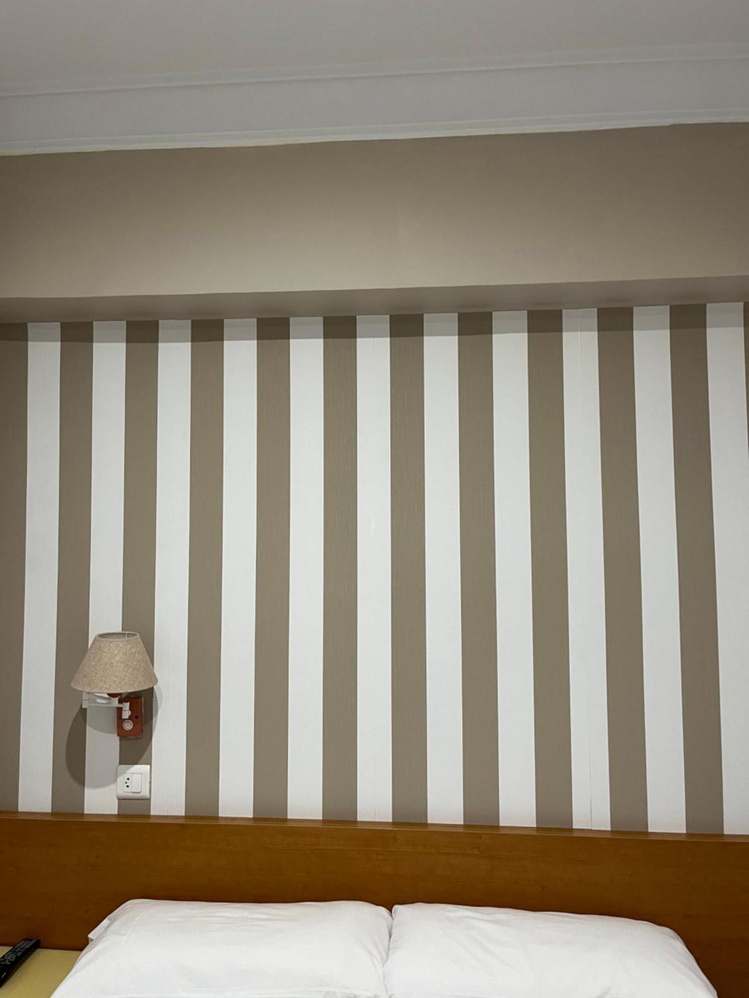 Pension Angelines, Sneuu Hostel Сантандер Экстерьер фото