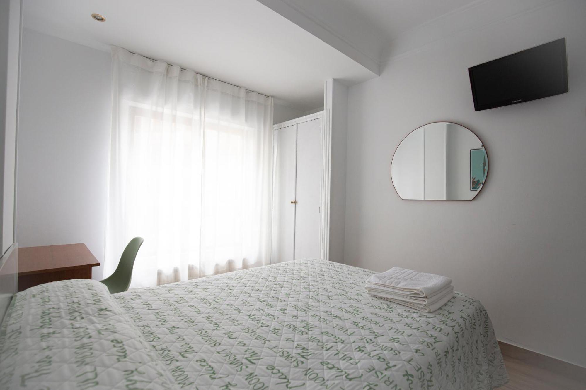 Pension Angelines, Sneuu Hostel Сантандер Экстерьер фото